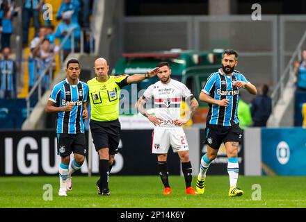 PORTO ALEGRE - RS - 24/07/2016 - BRASILEIRO A 2016, GREMIO X SAO PAULO -  Jogador Bolanos do Gremio disputa lance com jogador Wesley do Sao Paulo  durante partida pelo Campeonato Brasileiro