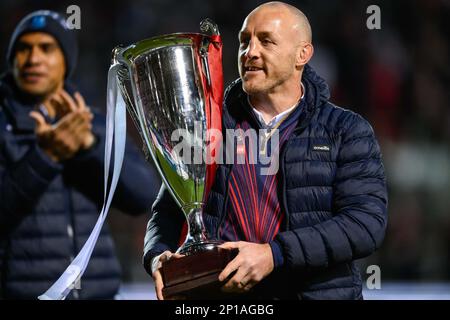 James Roby #9 of St. Helens shows the World Club Challenge trophy to the fans during the Betfred Super League Round 3 match St Helens vs Leeds Rhinos at Totally Wicked Stadium, St Helens, United Kingdom, 3rd March 2023  (Photo by Craig Thomas/News Images) Stock Photo