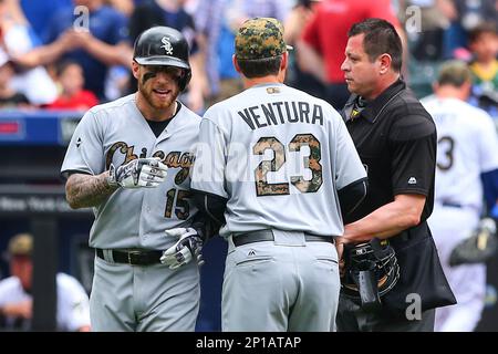 Chicago White Sox manager Robin Ventura, left, smiles as he talks