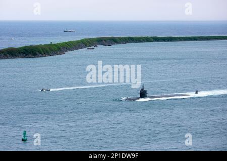 APRA HARBOR, Guam (Jan. 17, 2023)—The Los Angeles-class fast-attack submarine USS Key West (SSN 722) departs Guam, Jan. 17. Key West is one of several submarines assigned to Commander, Submarine Squadron 15 (CSS 15), which is located at Polaris Point, Naval Base Guam. (U.S. Navy photo by Mass Communication Specialist Seaman Darek Leary) Stock Photo