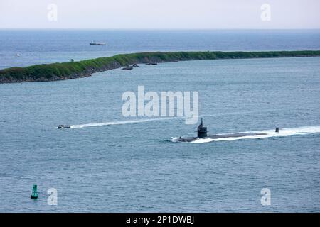 APRA HARBOR, Guam (Jan. 17, 2023)—The Los Angeles-class fast-attack submarine USS Key West (SSN 722) departs Guam, Jan. 17. Key West is one of several submarines assigned to Commander, Submarine Squadron 15 (CSS 15), which is located at Polaris Point, Naval Base Guam. (U.S. Navy photo by Mass Communication Specialist Seaman Darek Leary) Stock Photo