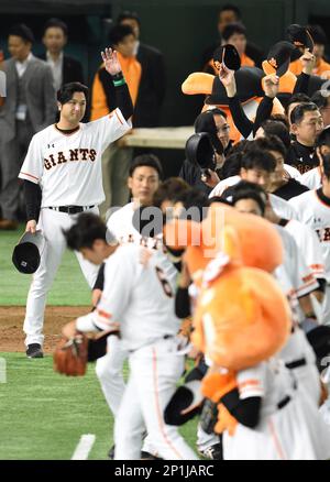 Former major leaguer Wladimir Balentien of the Yakult Swallows responds to  supporters after hitting his 55th home run during the 6th inning in the  ballgame against the Hiroshima Carp at the Jingu