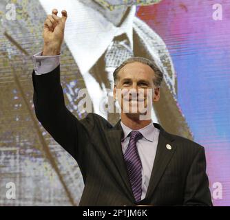 https://l450v.alamy.com/450v/2p1jm6k/tcus-new-mens-basketball-coach-jamie-dixon-gestures-with-the-horned-frog-hand-sign-after-he-was-introduced-during-an-ncaa-college-basketball-news-conference-tuesday-march-22-2016-in-fort-worth-texas-dixon-who-left-pittsburgh-after-leading-the-panthers-to-11-ncaa-tournaments-in-13-seasons-six-year-contract-with-his-alma-mater-ron-t-ennisstar-telegram-via-ap-mags-out-fort-worth-weekly-360-west-internet-out-mandatory-credit-2p1jm6k.jpg