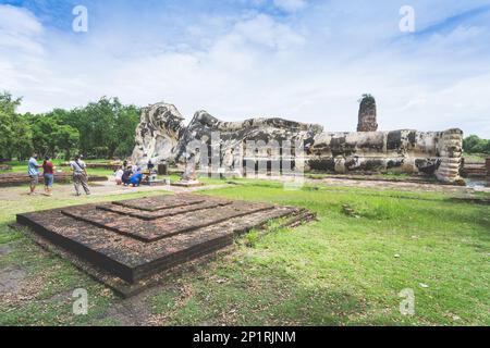 Ayutthaya, Thailand - October 2022 : Thai tourists pray at the Reclining Buddha statue in Wat Lokayasutharam, Ayutthaya, Thailand. Stock Photo