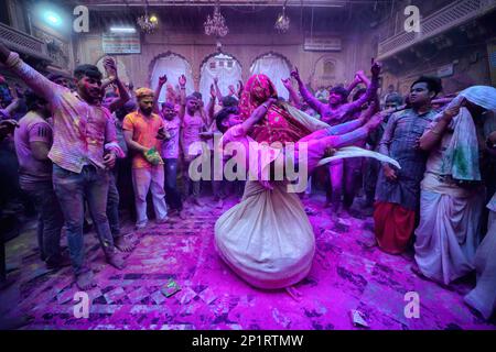 Vrindavan, India. 03rd Mar, 2023. A Transgender woman seen dancing at Radha Ballav Temple during the Holi festival in Vrindavan. Radha Ballav Temple is one of the auspicious temple for the Hindu's where Lord Krishna is being worshipped especially during the Holi Festival. Credit: SOPA Images Limited/Alamy Live News Stock Photo