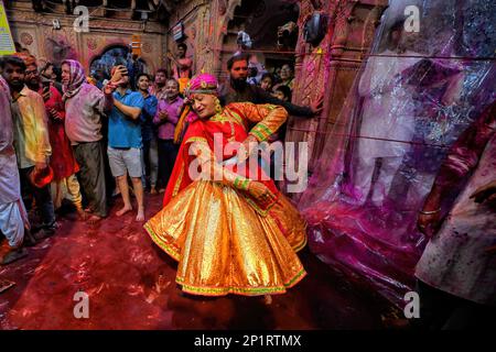 Vrindavan, India. 03rd Mar, 2023. A Transgender woman dances at Radha Ballav Temple during the Holi festival in Vrindavan. Radha Ballav Temple is one of the auspicious temple for the Hindu where Lord Krishna is being worshipped especially during the Holi Festival. Credit: SOPA Images Limited/Alamy Live News Stock Photo