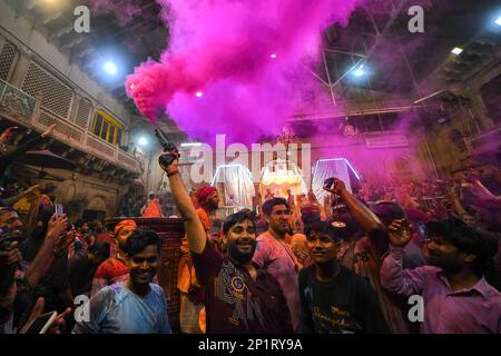 Vrindavan, India. 03rd Mar, 2023. Hindu devotees play with colorful powders (Gulal) at Radha Ballav Temple during the Holi festival. Radha Ballav Temple is one of the auspicious temple for the Hindu where Lord Krishna is being worshipped especially during the Holi Festival. (Photo by Avishek Das/SOPA Images/Sipa USA) Credit: Sipa USA/Alamy Live News Stock Photo