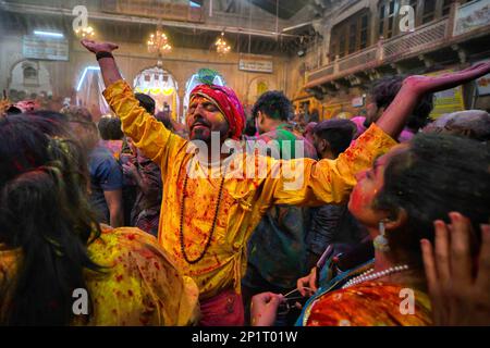 Vrindavan, India. 03rd Mar, 2023. Hindu devotees pray at Radha Ballav Temple during the Holi festival with colorful powders (Gulal). Radha Ballav Temple is one of the auspicious temple for the Hindu where Lord Krishna is being worshipped especially during the Holi Festival. (Photo by Avishek Das/SOPA Images/Sipa USA) Credit: Sipa USA/Alamy Live News Stock Photo