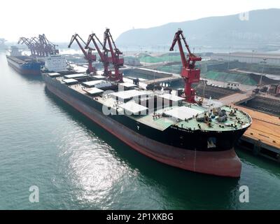 LIANYUNGANG, CHINA - MARCH 4, 2023 - Imported iron ore is unloaded and stacked at the port of Lianyungang, East China's Jiangsu province, March 4, 202 Stock Photo