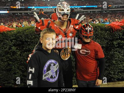 November 21, 2015: Georgia Bulldogs guard Isaiah Wynn (77) helps