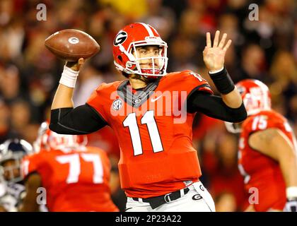 November 21, 2015: Georgia Bulldogs guard Isaiah Wynn (77) helps