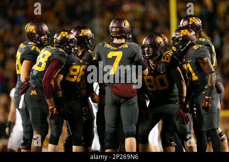 October 31, 2105: Michigan Wolverines safety Dymonte Thomas (25) tackles  Minnesota Golden Gophers tight end Brandon Lingen (86) during the NCAA  football game between the Michigan Wolverines and the Minnesota Golden  Gophers