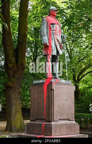 GERMANY, Hamburg, black lives matter movement, statue of Otto von Bismarck, chancellor of German Empire, smeared with red paint as protest against german colonial crime and racism, Bismarck has invited 1884/85 for the congo conference in Berlin, where africa was split up to the european colonial powers / DEUTSCHLAND, Hamburg Altona, aus Protest gegen deutsche Kolonialverbrechen und Rassismus mit Farbe beschmierte Statue des Reichskanzler Otto von Bismarck, Bismarck hat 1884/85 in Berlin zur Kongokonferenz zur Aufteilung Afrikas in Kolonien eingeladen Stock Photo