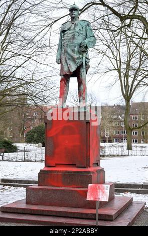 GERMANY, Hamburg, black lives matter movement, statue of Otto von Bismarck, chancellor of German Empire, smeared with red paint as protest against german colonial crime and racism, Bismarck has invited 1884/85 for the congo conference in Berlin, where africa was split up to the european colonial powers / DEUTSCHLAND, Hamburg Altona, aus Protest gegen deutsche Kolonialverbrechen und Rassismus mit Farbe beschmierte Statue des Reichskanzler Otto von Bismarck, Bismarck hat 1884/85 in Berlin zur Kongokonferenz zur Aufteilung Afrikas in Kolonien eingeladen Stock Photo