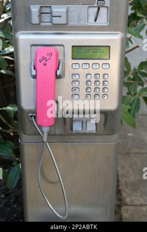 GERMANY, Hamburg, public telephone of German Telekom, out of order, with fault disorder on display/ Telefonsaeule der Deutschen Telekom Stock Photo