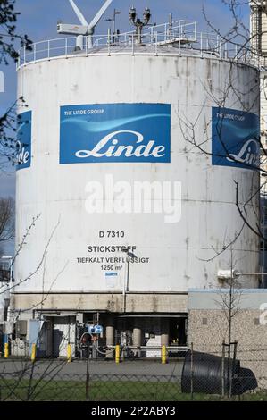 GERMANY, Hamburg port, Linde Group, special gas supply / DEUTSCHLAND, Hamburg Hafen, Dradenau, Linde Gruppe, Herstellung von Flüssiggas Stickstoff, Kerngeschäft von Linde sind Gase und Prozessanlagen, die Gase gewinnen oder herstellen, im Bereich der Industriegase ist Linde Weltmarktführer Stock Photo