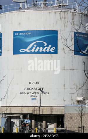 GERMANY, Hamburg port, Linde Group, special gas supply / DEUTSCHLAND, Hamburg Hafen, Dradenau, Linde Gruppe, Herstellung von Flüssiggas Stickstoff, Kerngeschäft von Linde sind Gase und Prozessanlagen, die Gase gewinnen oder herstellen, im Bereich der Industriegase ist Linde Weltmarktführer Stock Photo