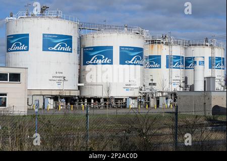 GERMANY, Hamburg port, Linde Group, special gas supply / DEUTSCHLAND, Hamburg Hafen, Dradenau, Linde Gruppe, Herstellung von Flüssiggas Stickstoff und Sauerstoff, Kerngeschäft von Linde sind Gase und Prozessanlagen, die Gase gewinnen oder herstellen, im Bereich der Industriegase ist Linde Weltmarktführer Stock Photo