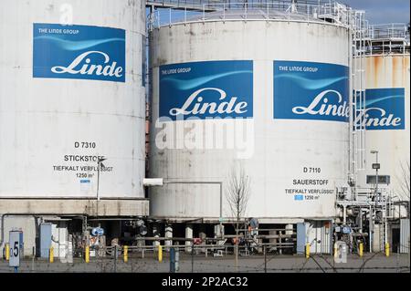 GERMANY, Hamburg port, Linde Group, special gas supply / DEUTSCHLAND, Hamburg Hafen, Dradenau, Linde Gruppe, Herstellung von Flüssiggas Stickstoff und Sauerstoff, Kerngeschäft von Linde sind Gase und Prozessanlagen, die Gase gewinnen oder herstellen, im Bereich der Industriegase ist Linde Weltmarktführer Stock Photo