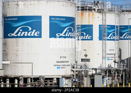 GERMANY, Hamburg port, Linde Group, special gas supply / DEUTSCHLAND, Hamburg Hafen, Dradenau, Linde Gruppe, Herstellung von Flüssiggas Sauerstoff, Kerngeschäft von Linde sind Gase und Prozessanlagen, die Gase gewinnen oder herstellen, im Bereich der Industriegase ist Linde Weltmarktführer Stock Photo