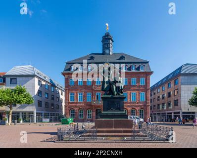 Hanau: market square with the old Neustadt Town Hall and the Brüder-Grimm-Nationaldenkmal (Brothers Grimm monument) in Rheinmain, Hessen, Hesse, Germa Stock Photo