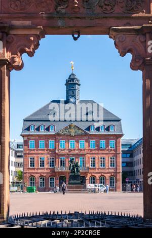 Hanau: market square with the old Neustadt Town Hall and the Brüder-Grimm-Nationaldenkmal (Brothers Grimm monument), fountain in Rheinmain, Hessen, He Stock Photo