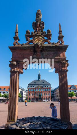 Hanau: market square with the old Neustadt Town Hall and the Brüder-Grimm-Nationaldenkmal (Brothers Grimm monument), fountain in Rheinmain, Hessen, He Stock Photo