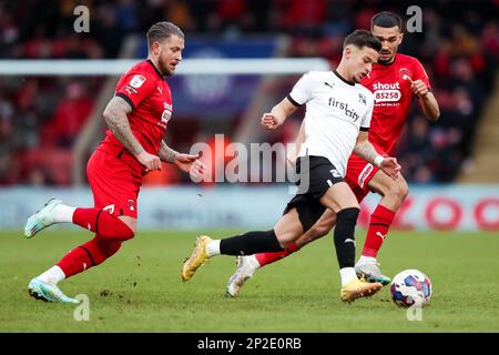 George Moncur of Leyton Orient, Idris El Mizouni of Leyton Orient and ...