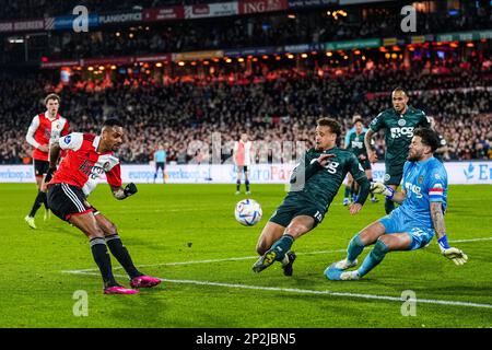 Rotterdam - Danilo Pereira da Silva of Feyenoord, Liam van Gelderen of FC Groningen, FC Groningen keeper Michael Verrips during the match between Feyenoord v FC Groningen at Stadion Feijenoord De Kuip on 4 March 2023 in Rotterdam, Netherlands. (Box to Box Pictures/Tom Bode) Stock Photo