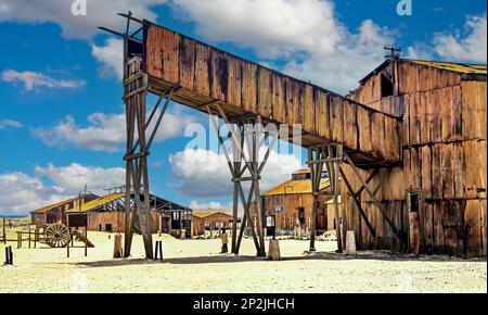 Abandoned old industrial buildings in desert landscape,  salpeter mining village closed 1960 - Santa Laura ghost town, Chile Stock Photo