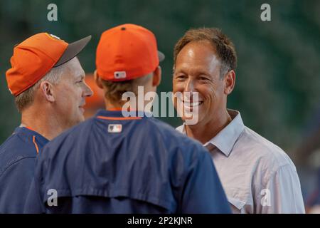 Arizona Diamondbacks Luis Gonzalez waves to some Colorado Rockies warming  up prior to start of four-game series at Coors Field in Denver August 14,  2006. (UPI Photo/Gary C. Caskey Stock Photo 