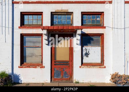 Artois CA USA - Feb 12 2023: Old Apartment Buidling Complex on HWY 99W Stock Photo