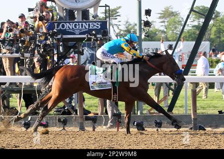 June 06 2015 American Pharoah becomes the first triple crown