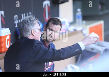 Minnesota Twins pitcher Jack Morris (47) congratulates catcher