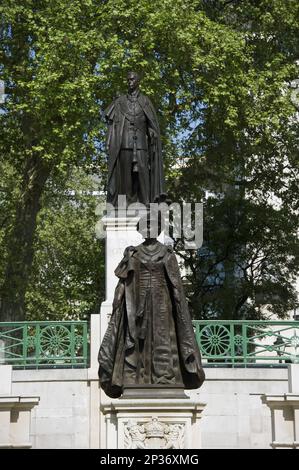 Memorial statues of Queen Elizabeth the Queen Mother and King George VI in culottes, Carlton Gardens, The Mall, City of Westminster, London, England Stock Photo