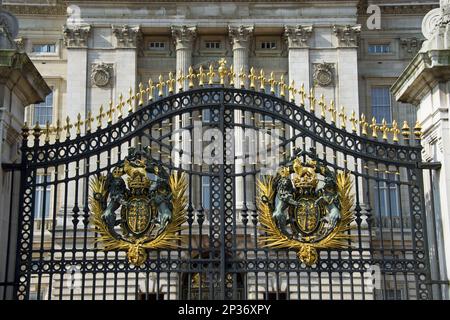 Royal coat of arms on palace gates, Buckingham Palace, City of Westminster, London, England, United Kingdom Stock Photo