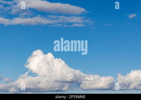 Textur blauer Himmel mit Wolken Stock Photo
