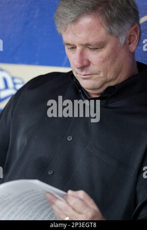 Houston Astros general manager Gerry Hunsicker, right, helps