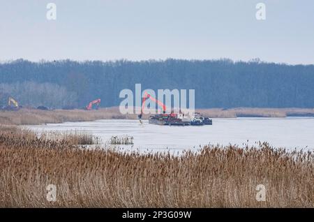 18 January 2023, Brandenburg, Frankfurt (Oder): A dredger floating on a ship works near the Polish bank of the Oder River. Photo: Soeren Stache/dpa Stock Photo
