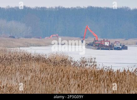 18 January 2023, Brandenburg, Frankfurt (Oder): A dredger floating on a ship works near the Polish bank of the Oder River. Photo: Soeren Stache/dpa Stock Photo
