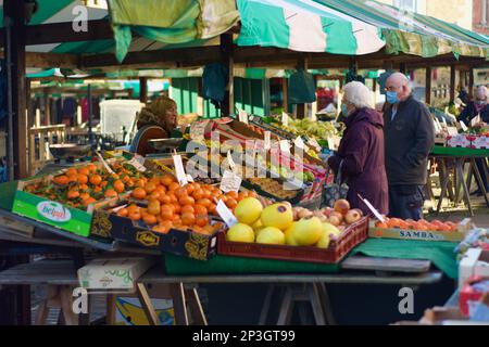 A couple in Covid Masks buy fruit and veg at the Chesterfield Market (Ibbotson’s Fresh Quality Produce) Stock Photo