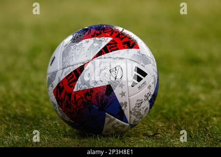 Une vue générale d'une balle de match Adidas avant le match de  qualification de l'UEFA Euro 2024 A au parc Hampden, Glasgow. Date de la  photo: Mardi 28 mars 2023 Photo Stock 