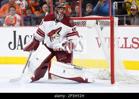 January 27, 2015: Arizona Coyotes defenseman Michael Stone (26) tries to  stop the pass from Philadelphia Flyers right wing Jakub Voracek (93) to  right wing Wayne Simmonds (17) during the NHL game