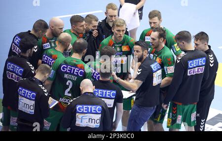 Magdeburg, Germany. 05th Mar, 2023. Handball: Bundesliga, SC Magdeburg - Füchse Berlin, Matchday 22, GETEC Arena. Magdeburg coach Bennet Wiegert (front M) gives instructions during a timeout. Credit: Ronny Hartmann/dpa/Alamy Live News Stock Photo