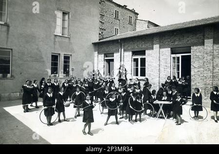 Female school photo in the gymnasium classroom, Italy, 40's Stock Photo