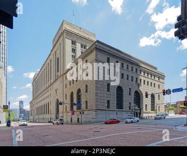 Pittsburgh Downtown: Joseph F. Weis, Jr. United States Courthouse is a granite and limestone Beaux Arts federal high-rise. Stock Photo
