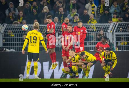 Dortmund, Germany. 3rd Mar, 2023.  Nico Schlotterbeck (BVB), Salih Özcan (BVB), Jude Bellingham (BVB), Dominik Szoboszlai (RBL), Christopher Nkunku (R Stock Photo