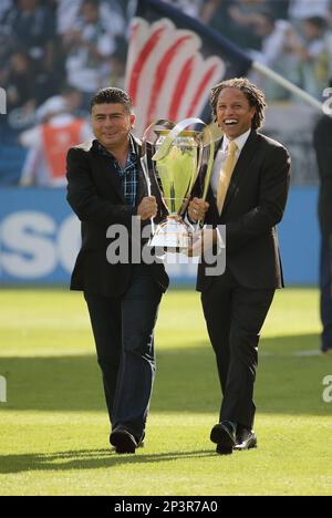 Los Angeles Galaxy's Mauricio Cienfuegos (left) holds off Washington DC  United's Richie Williams (right Stock Photo - Alamy