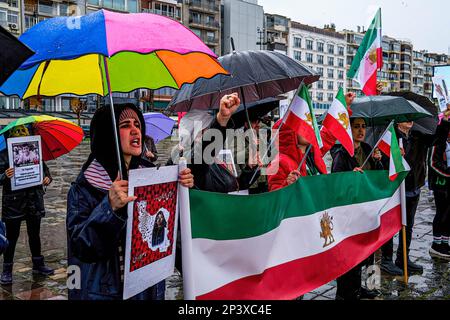 Izmir, Turkey. 05th Mar, 2023. Protesters carry Iranian flags and placards expressing their opinion during a demonstration. Iranians living in Izmir gathered in Alsancak Gündo?du Square to protest the Iranian government following the youth and animals killed by chemical gas in Iran. Credit: SOPA Images Limited/Alamy Live News Stock Photo