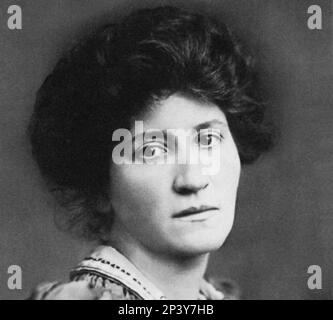 1915 ca : The celebrated british woman writer VIOLET HUNT ( 1866 - 1942 ) , the notorius New Woman novelist . Daughter of celebrated pre-raphaelist painter Alfred Hunt . Lover of writers HG Wells , Somerset Maugham  and Ford Madox Ford  - SCRITTORE  - SCRITTRICE -  LETTERATO - LETTERATURA - LITERATURE - portrait - ritratto - femminist - femminista - chignon    ----  Archivio GBB Stock Photo